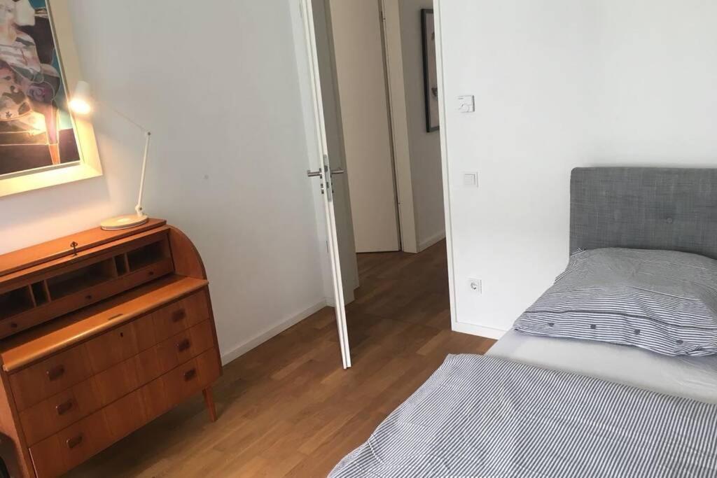 2 Bedroom Mauerpark-Apartment, Berlin Mitte View Calendar エクステリア 写真